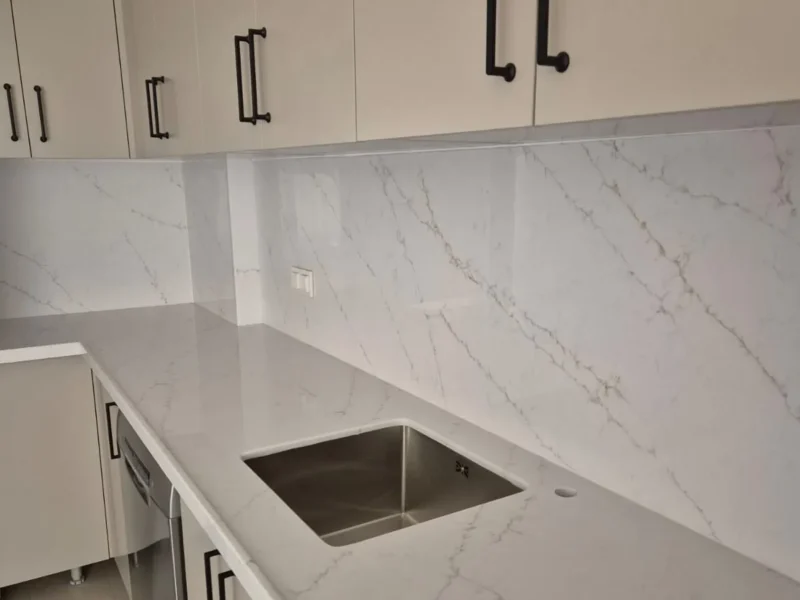 Beyaz damarlı tezgah, bej dolaplı mutfak, Gencer Mermer uygulaması