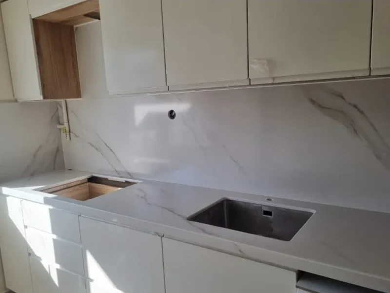Beyaz damarlı tezgah, krem dolaplı mutfak, Gencer Mermer uygulaması