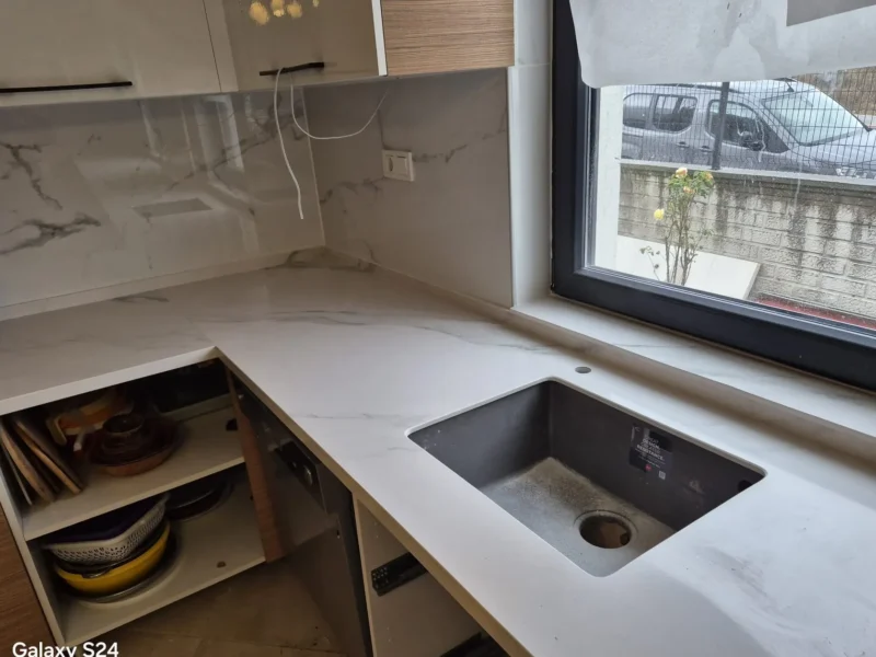 Pencere önü eviyeli beyaz tezgah, Gencer Mermer uygulaması