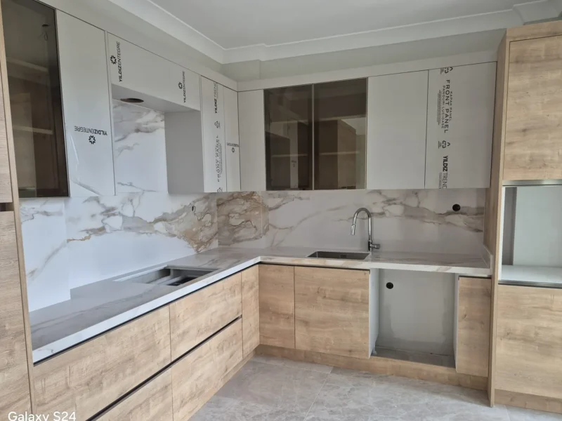 Calacatta gold desenli L mutfak tezgahı, Gencer Mermer uygulaması