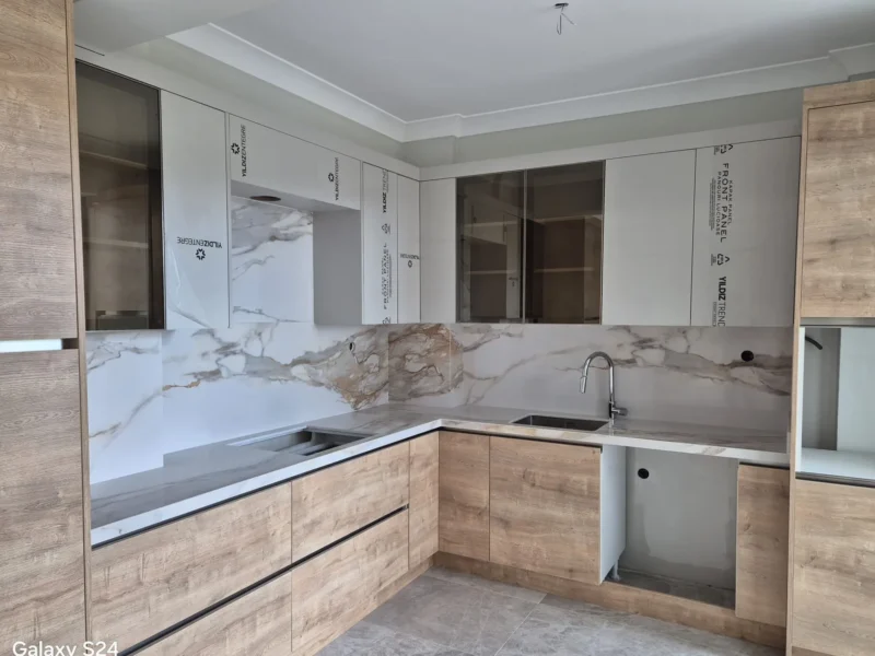 Calacatta gold desenli mutfak tezgahı, geniş açı, Gencer Mermer uygulaması