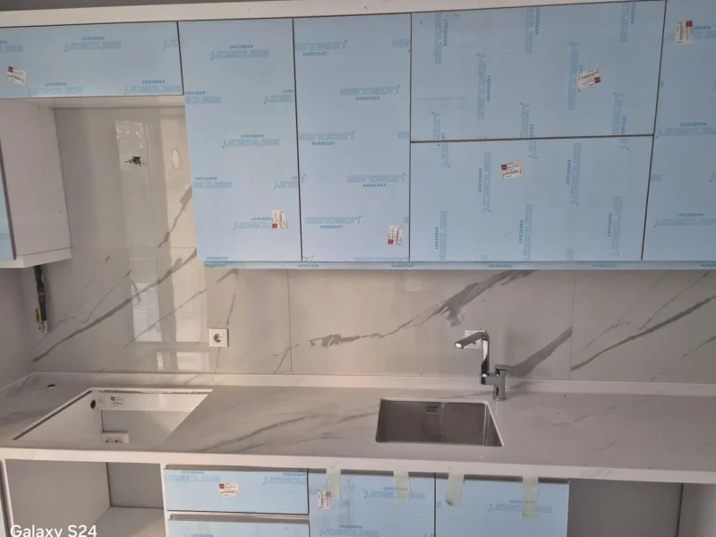 Calacatta desenli mutfak tezgahı ve eviye bölümü, Gencer Mermer uygulaması