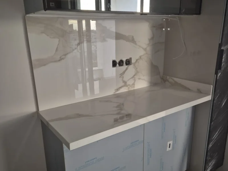 Tam plaka calacatta desenli tezgah arası, Gencer Mermer uygulaması