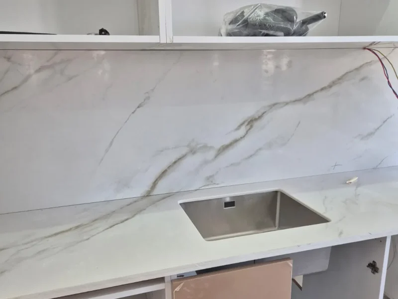 Calacatta desenli tezgah ve eviye kesimi, Gencer Mermer uygulaması