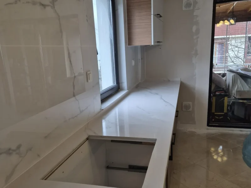 Pencere önü calacatta desenli tezgah, Gencer Mermer uygulaması