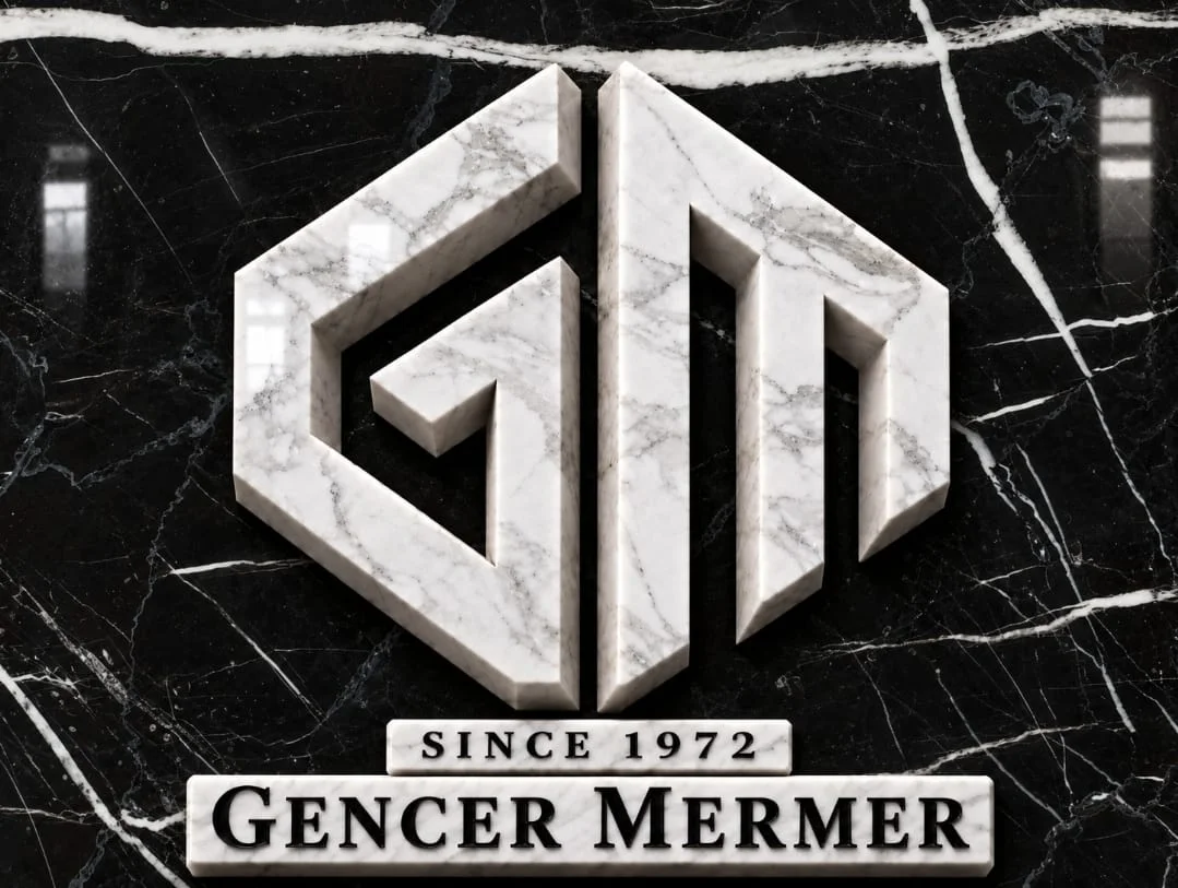 Gencer Mermer logosu, siyah mermer üzerinde beyaz mermer harfler