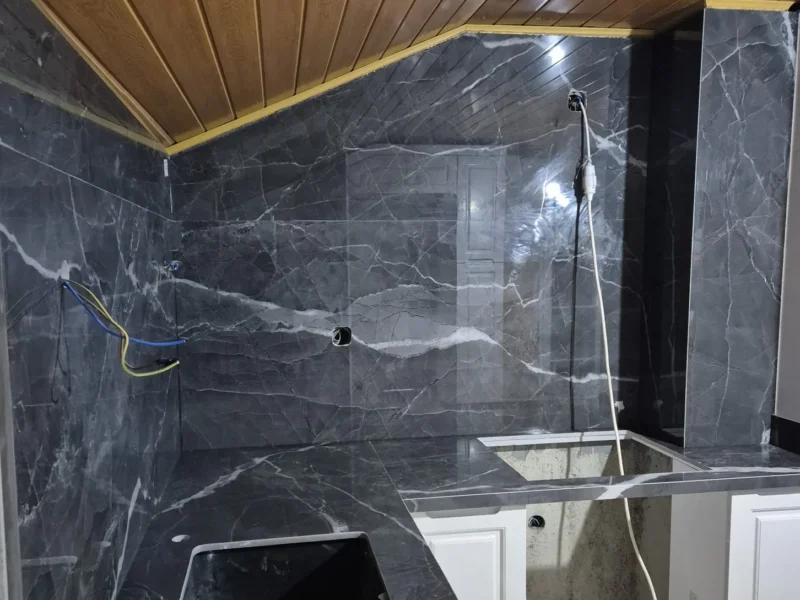 Koyu damarlı banyo tezgahı ve lavabo kesimi, Gencer Mermer uygulaması