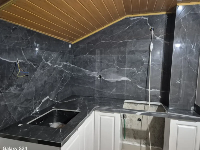 Koyu damarlı banyo tezgahı ve duvar kaplaması, Gencer Mermer uygulaması