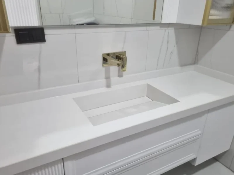Tek parça gömme lavabolu beyaz banyo tezgahı, Gencer Mermer uygulaması